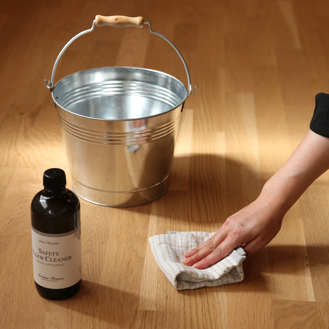 セーフティフロアークリーナーで床拭き