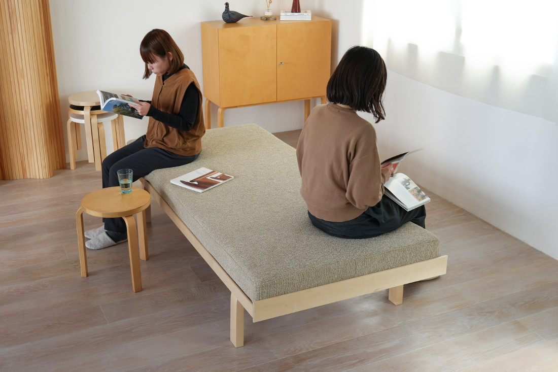 読書する女性とデイベッド710