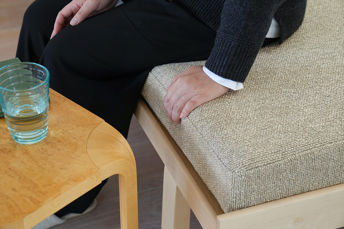 読書を楽しむ女性2人とデイベッド710