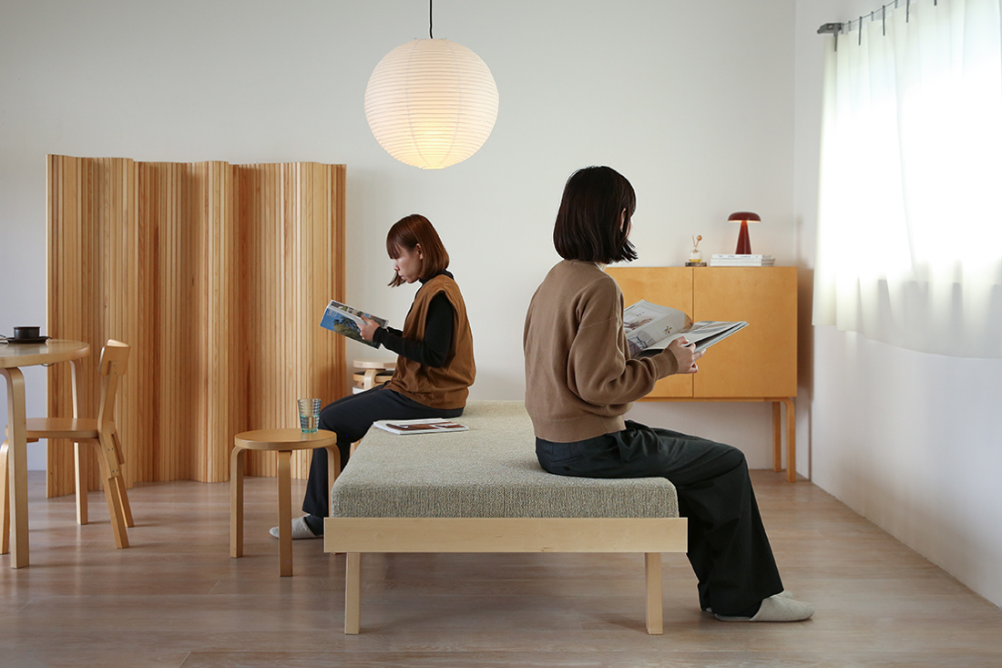 読書を楽しむ女性2人とデイベッド710