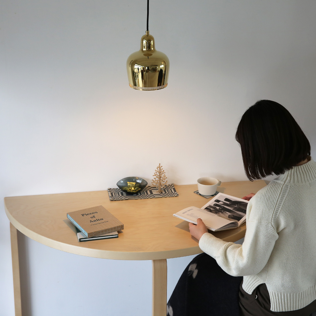 テーブル95 半円デスクで読書する女性