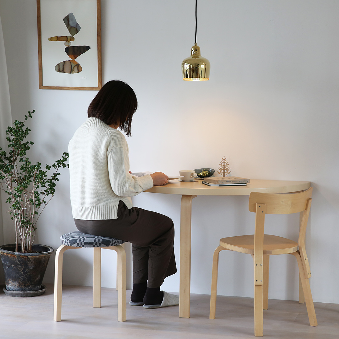 テーブル95で読書する女性