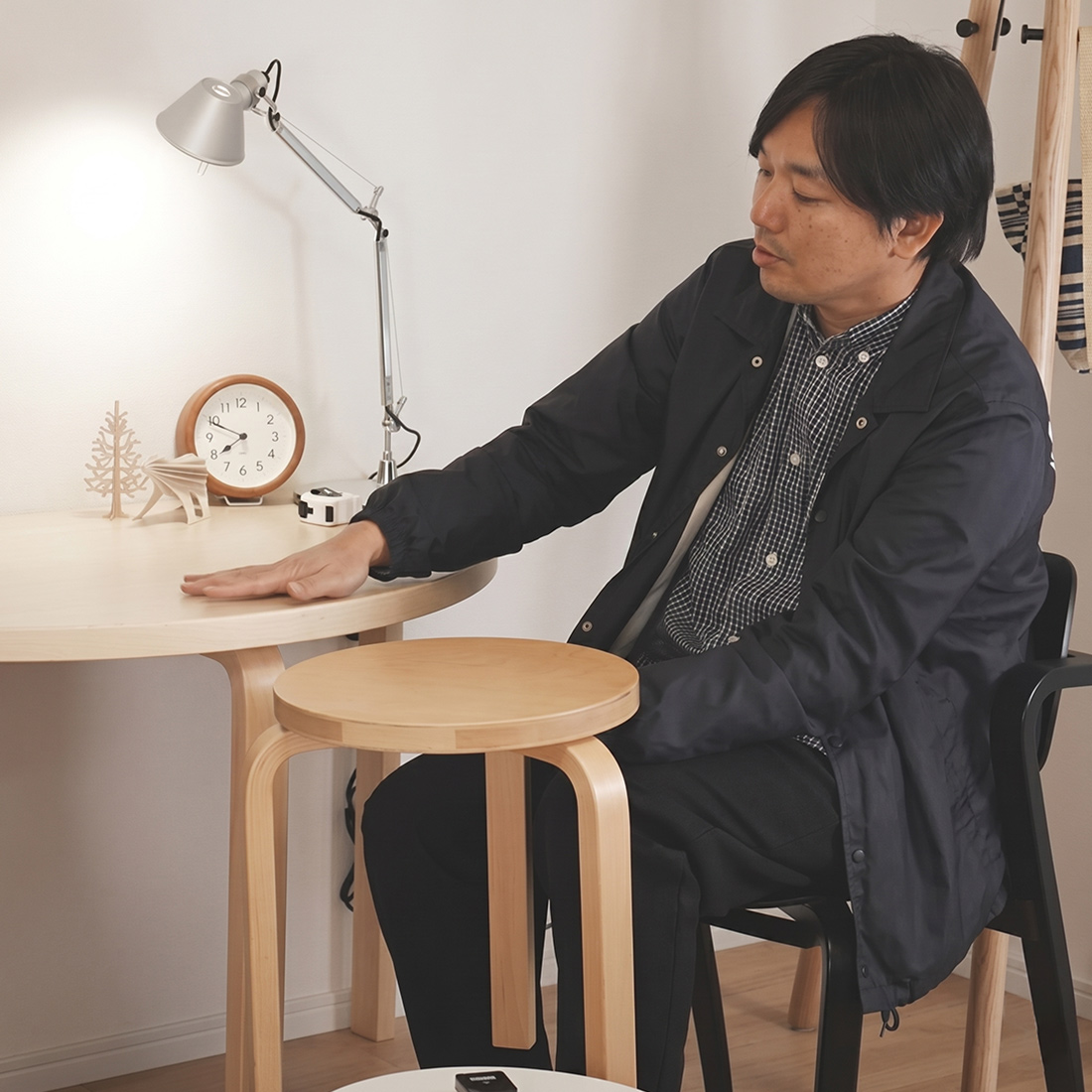 テーブル95とスツール60 経年変化を比較している男性
