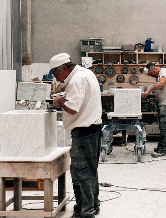 商品を製造する様子