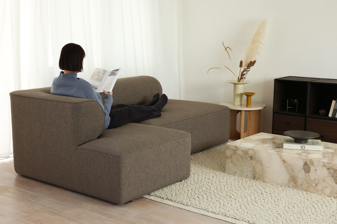 イーブモジュラーソファでくつろぐ女性