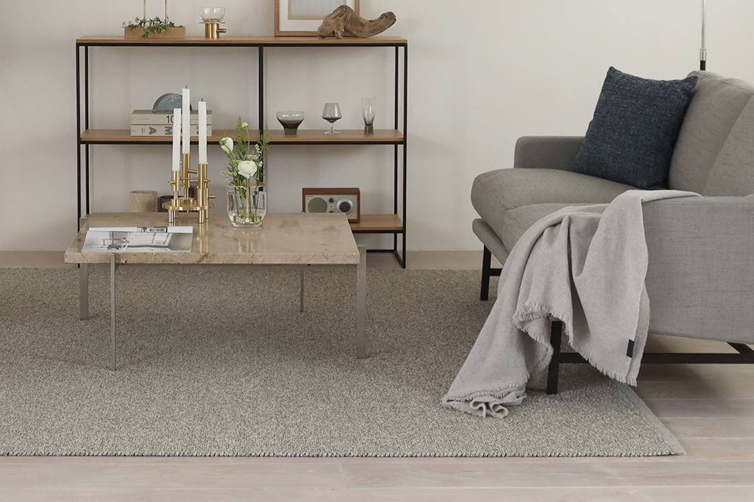 カスタール テラッゾ ラグのリビングスタイリング