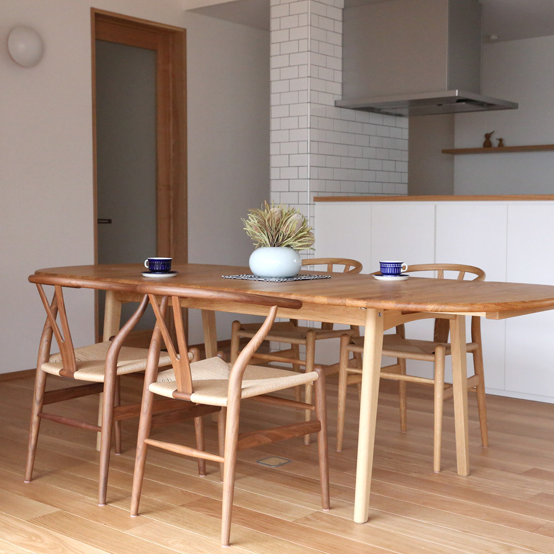 カール・ハンセン＆サンのダイニングテーブルCH006のある心地よい暮らし