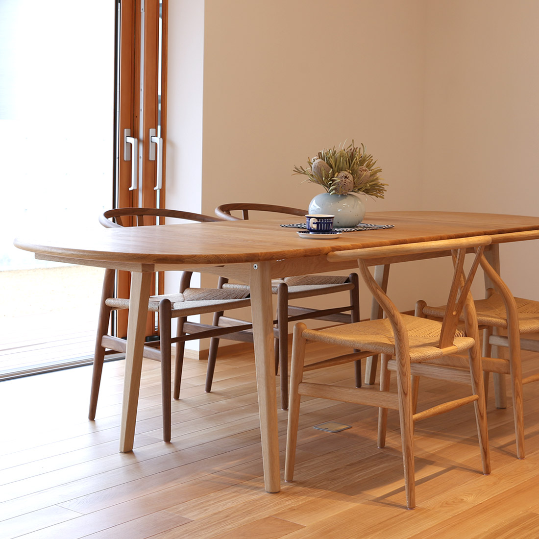 カール・ハンセン＆サンのダイニングテーブルCH006のある心地よい暮らし