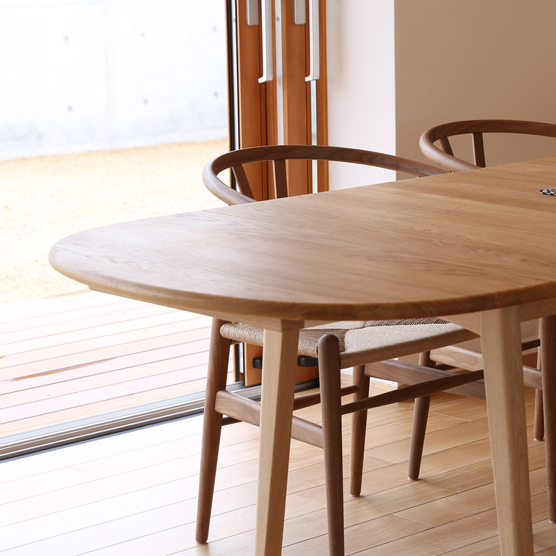 カール・ハンセン＆サンのダイニングテーブルCH006のある心地よい暮らし