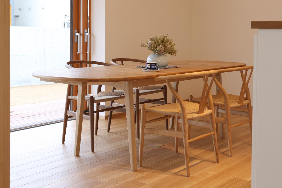 カール・ハンセン＆サンのダイニングテーブルCH006のある心地よい暮らし