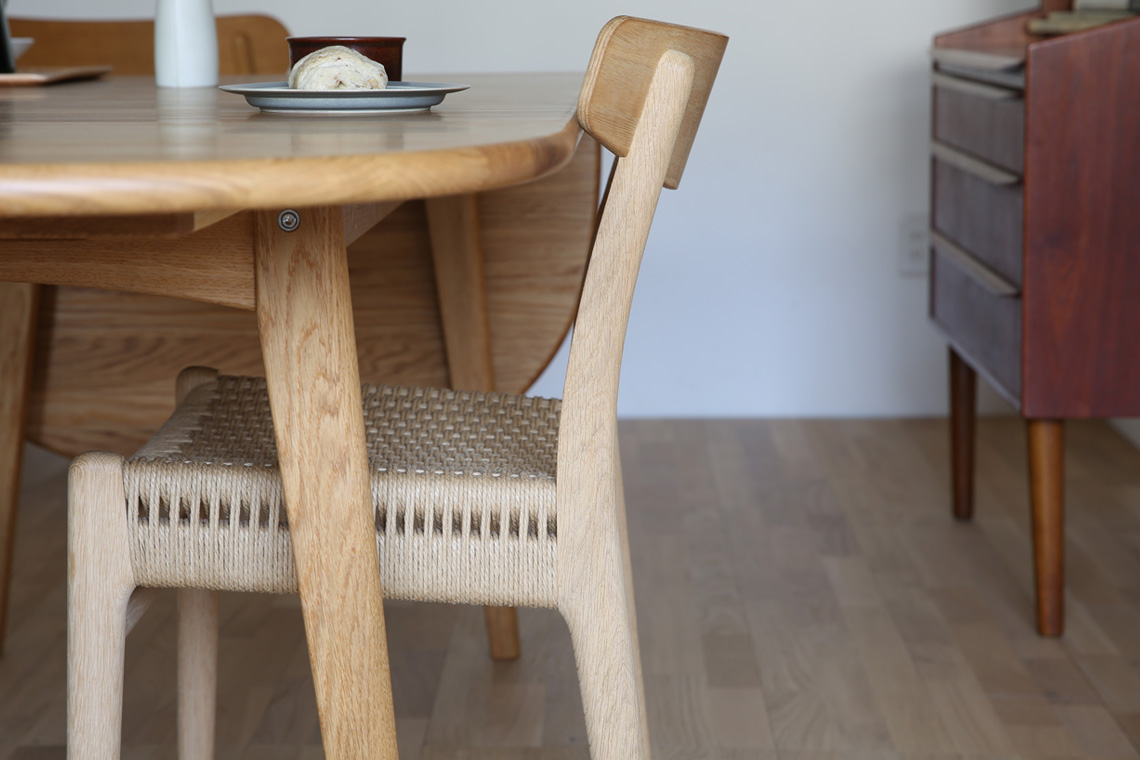 テーブル下にピッタリ収まるチェアch23