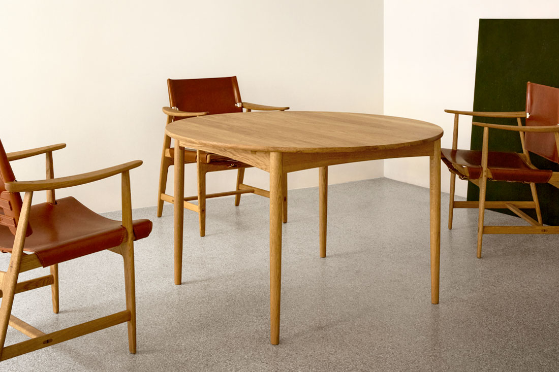 無垢材の温もりを感じられる伸長式円形テーブルM0121