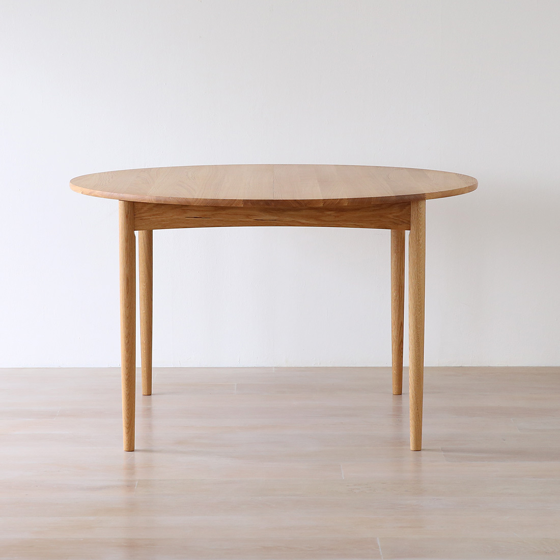 無垢材の温もりを感じられる伸長式円形テーブルM0121