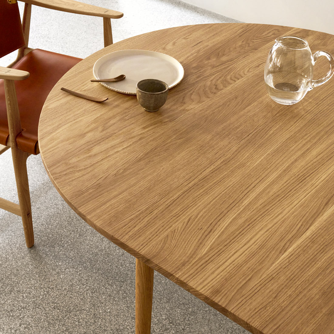 無垢材の温もりを感じられる伸長式円形テーブルM0121