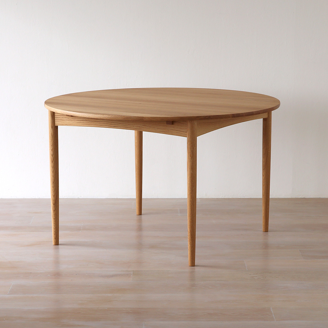 無垢材の温もりを感じられる伸長式円形テーブルM0121