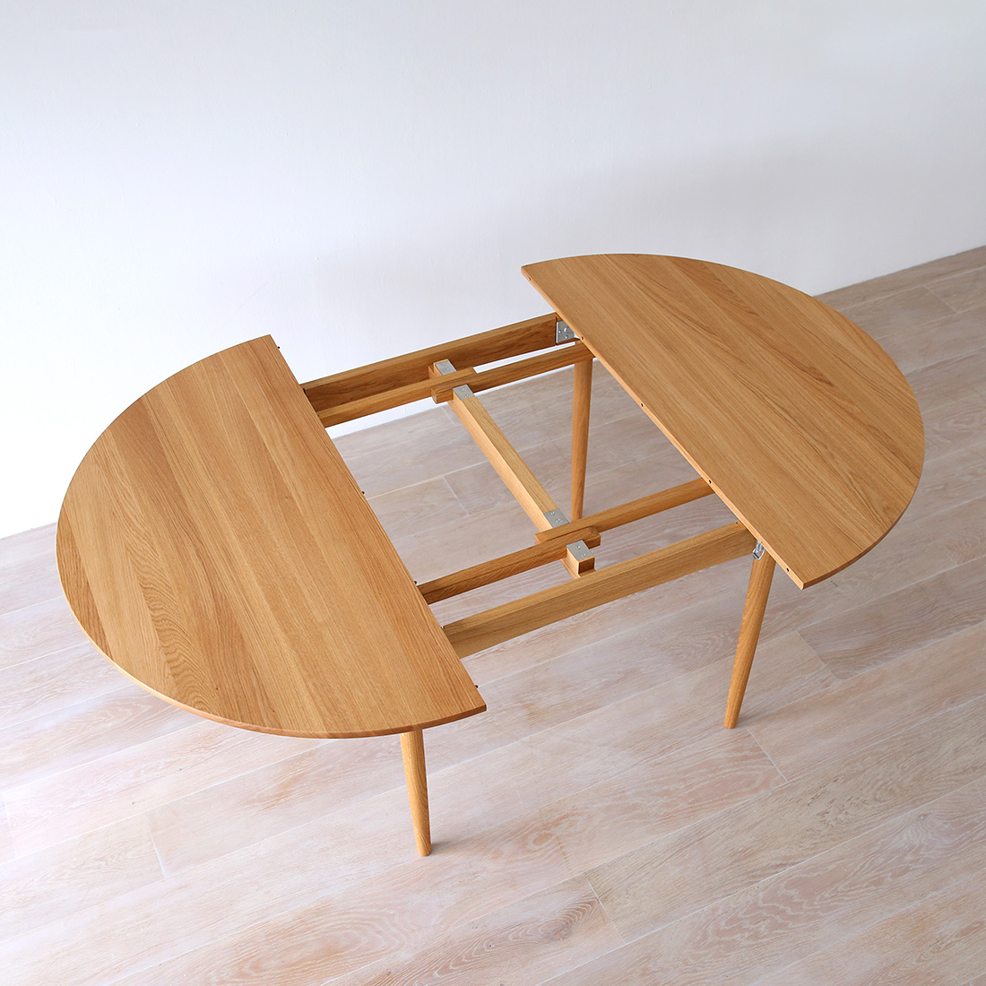 無垢材の温もりを感じられる伸長式円形テーブルM0121