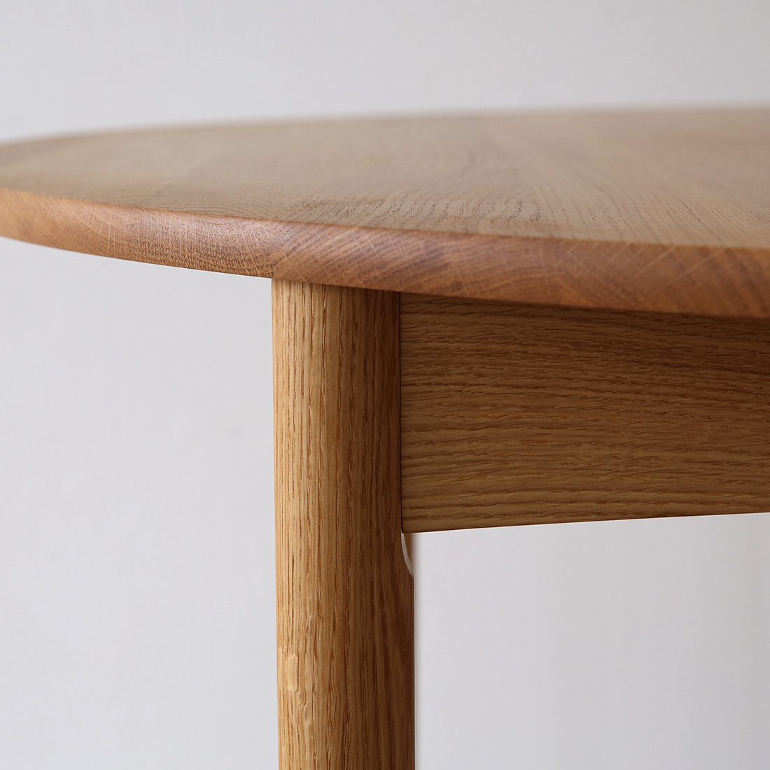 無垢材の温もりを感じられる伸長式円形テーブルM0121