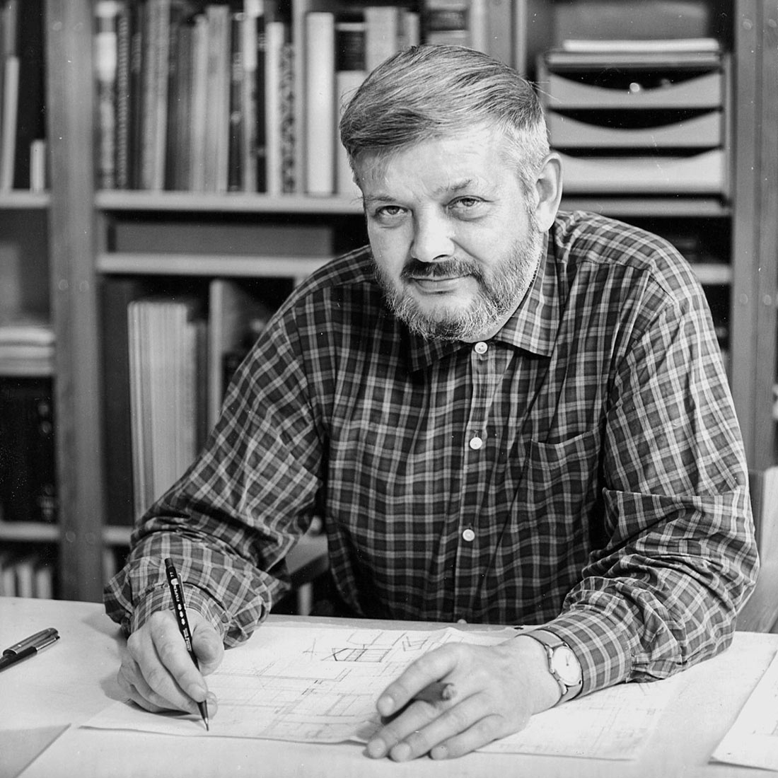 無垢材の温もりを感じられる伸長式円形テーブルM0121