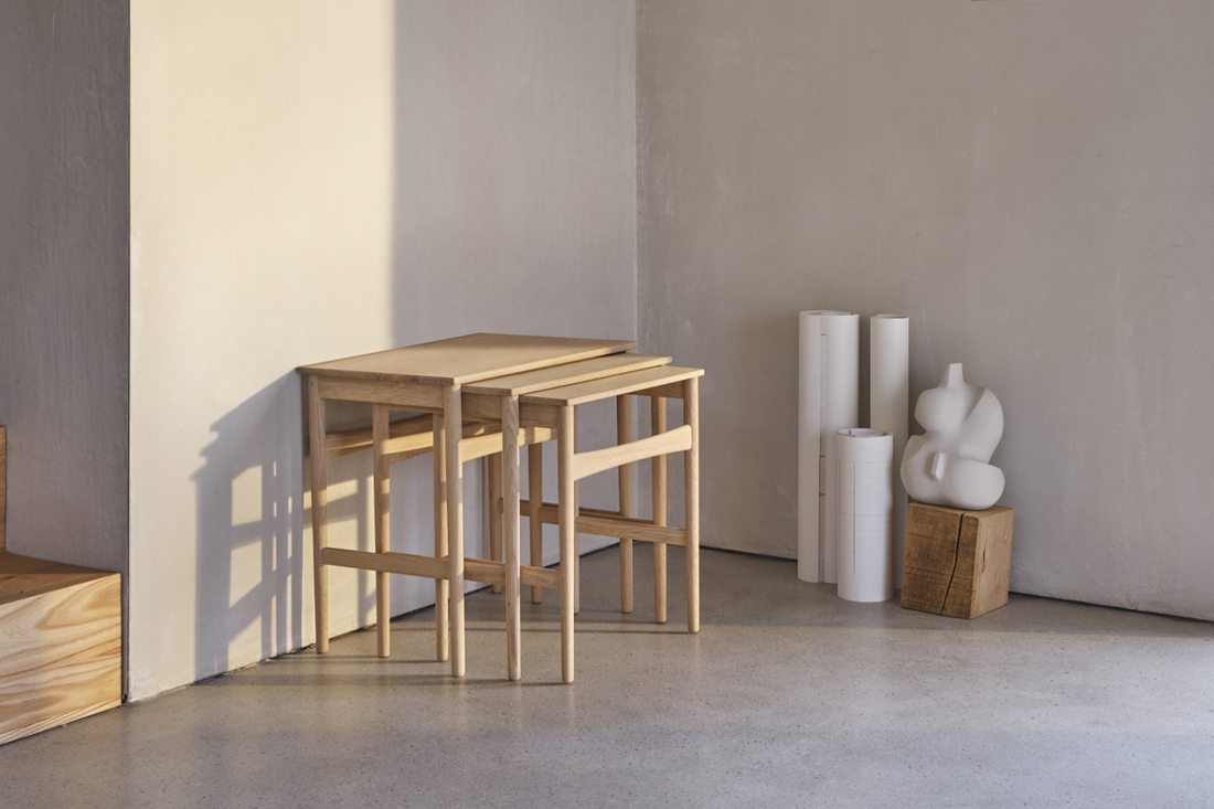 ハンス J. ウェグナーがデザインしたサイズの異なる3台のサイドテーブル