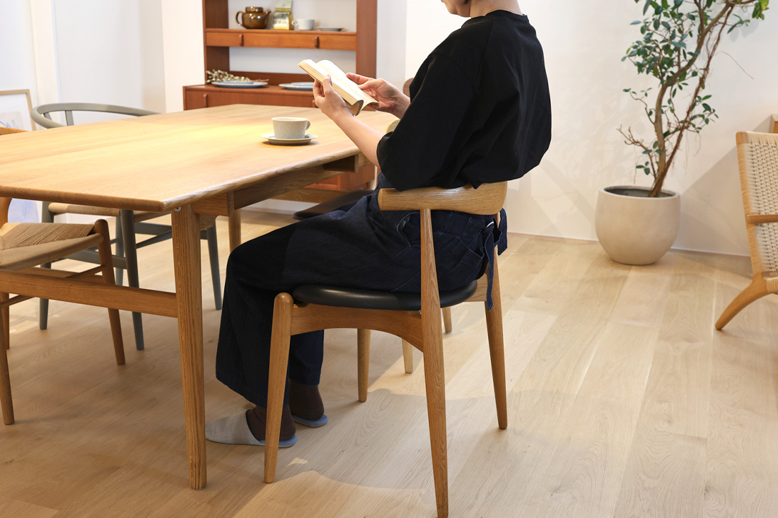 無垢材の美しさと心惹かれるデザインCH20チェア