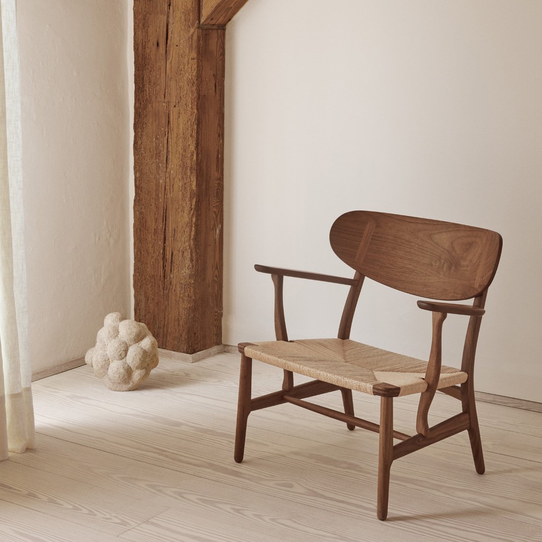 優美な曲線とペーパーコードの安らぎCH22ラウンジチェア