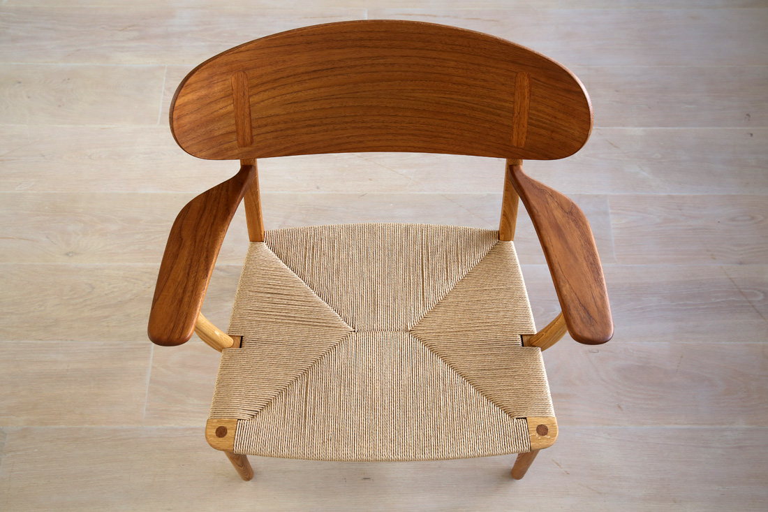 優美な曲線とペーパーコードの安らぎCH22ラウンジチェア