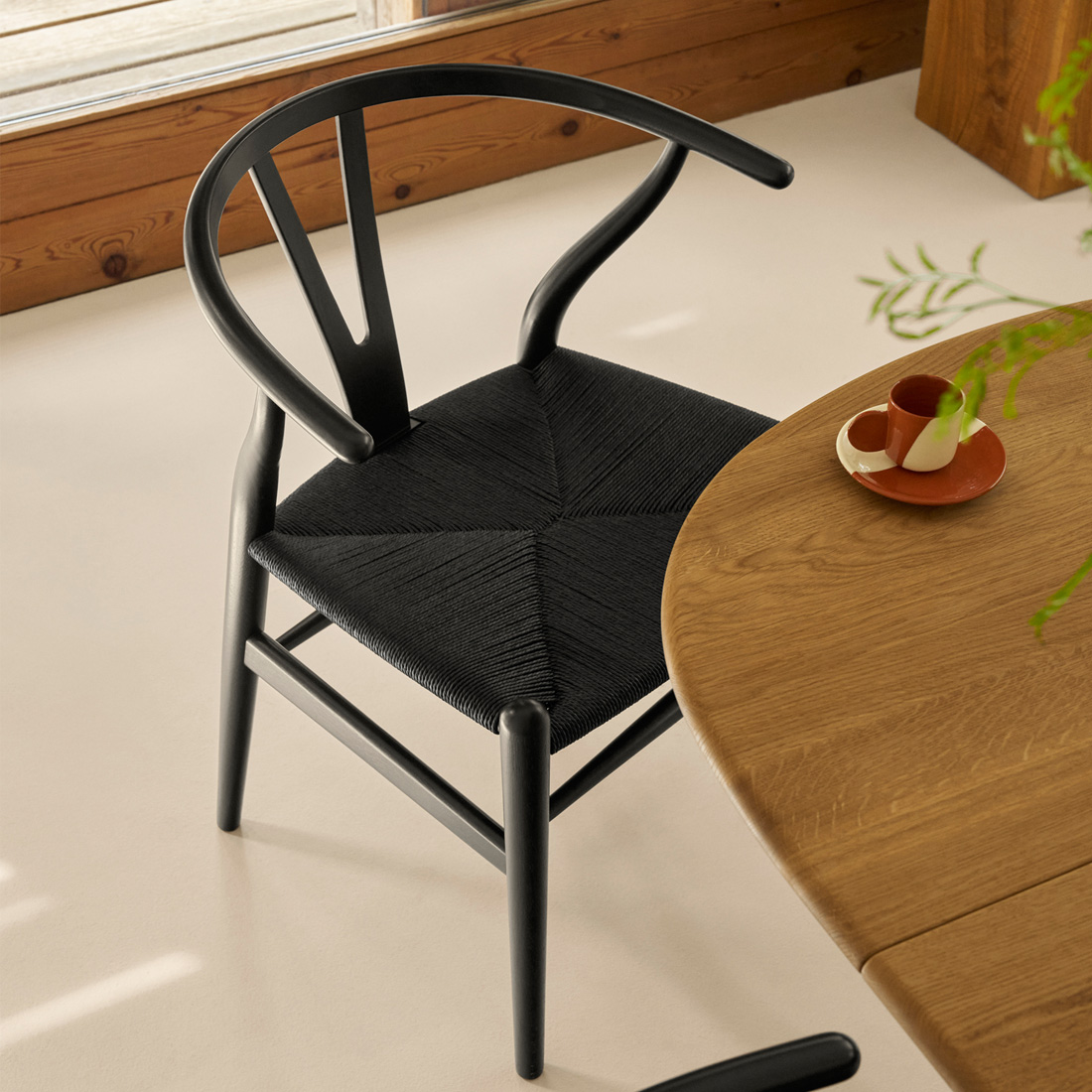 木目が活きる漆黒の2025年限定モデルCH24 ユーカリブラック