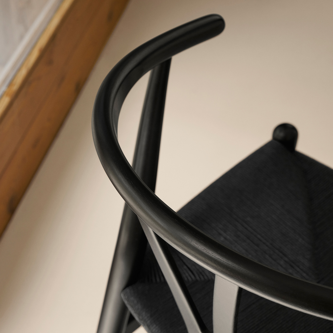 木目が活きる漆黒の2025年限定モデルCH24 ユーカリブラック