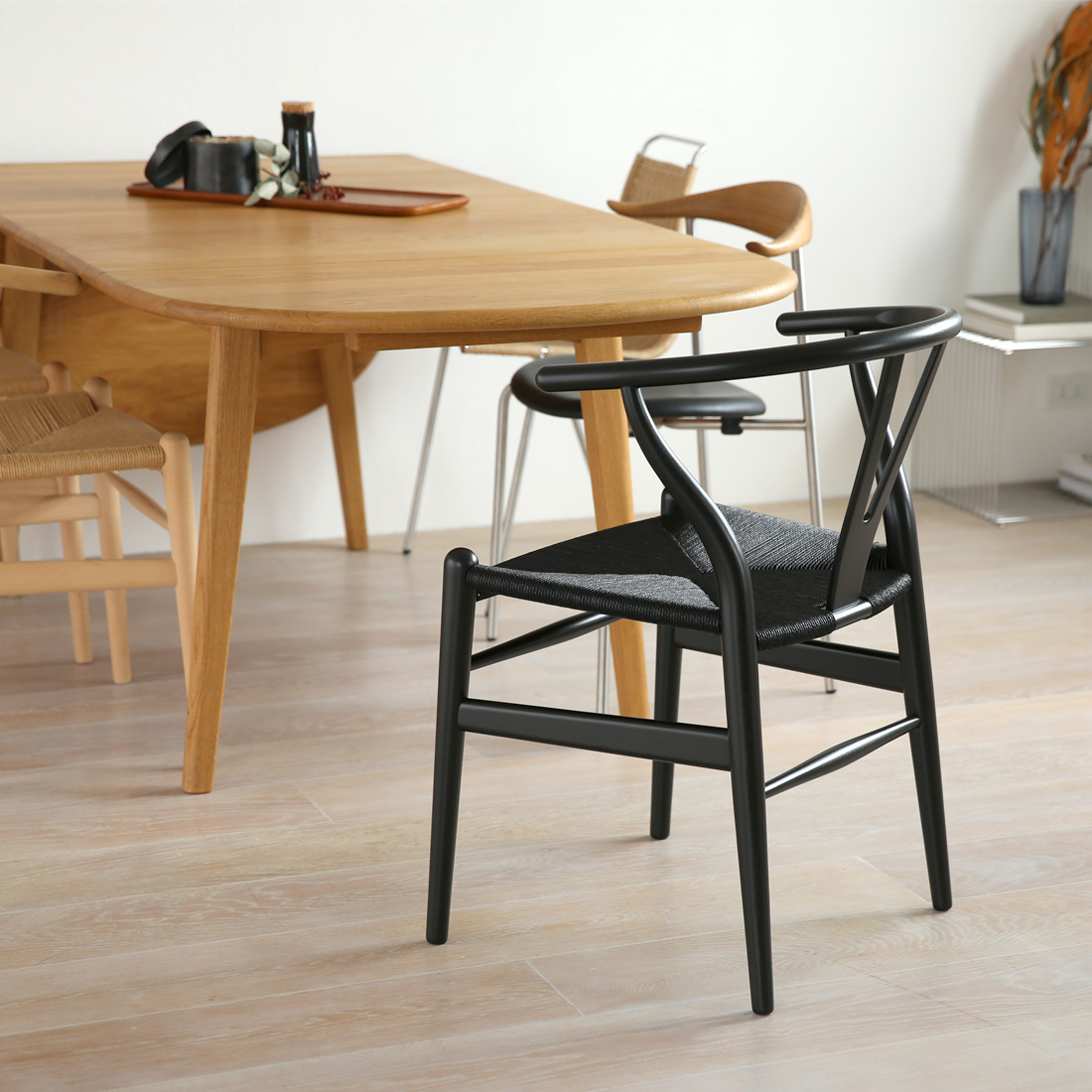 木目が活きる漆黒の2025年限定モデルCH24 ユーカリブラック