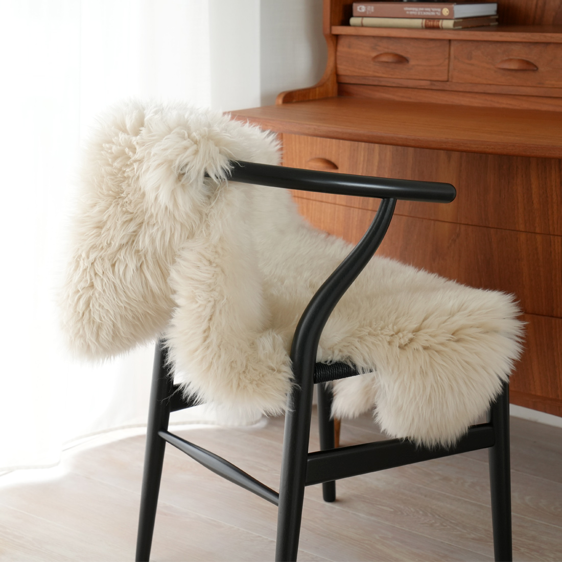 木目が活きる漆黒の2025年限定モデルCH24 ユーカリブラック