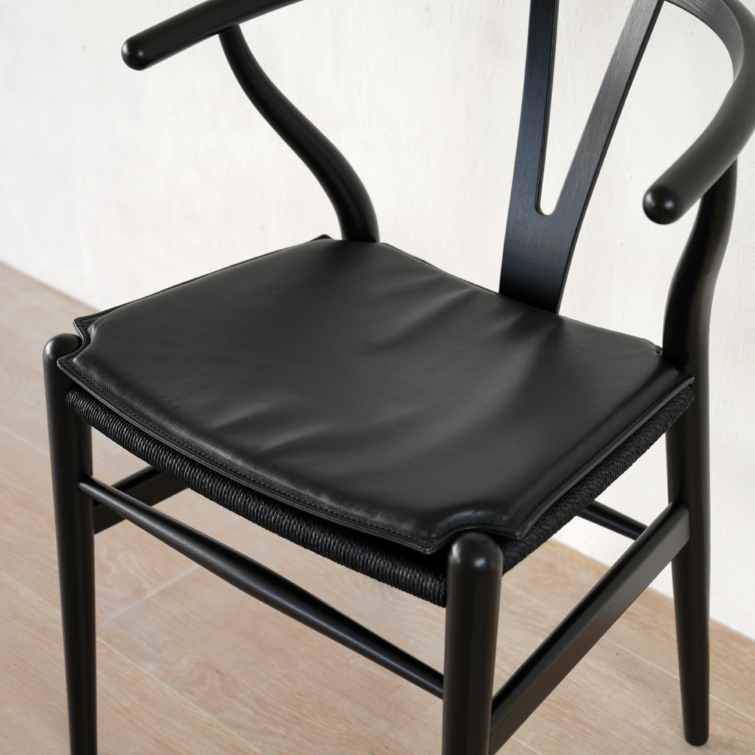 木目が活きる漆黒の2025年限定モデルCH24 ユーカリブラック