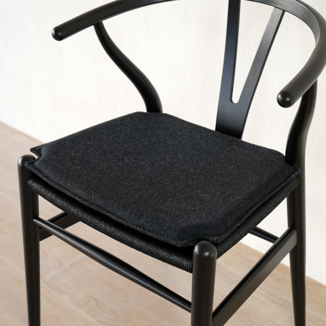 木目が活きる漆黒の2025年限定モデルCH24 ユーカリブラック