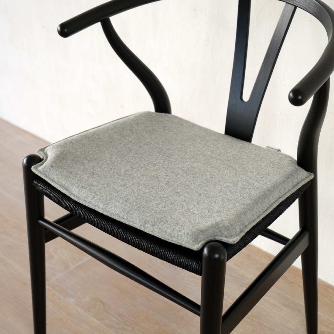 木目が活きる漆黒の2025年限定モデルCH24 ユーカリブラック