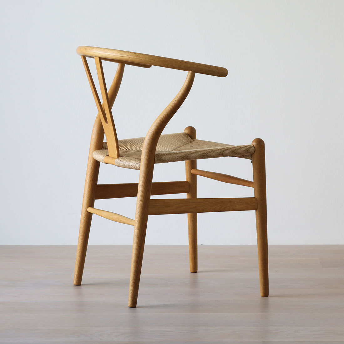 世界中で愛される
CARL HANSEN & SONのベストセラーCH24「Yチェア」