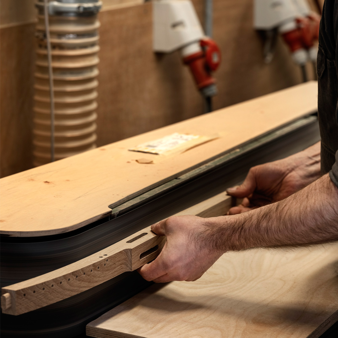 時を超えて愛される北欧デザインと安らぎの座り心地CH290Fスツール