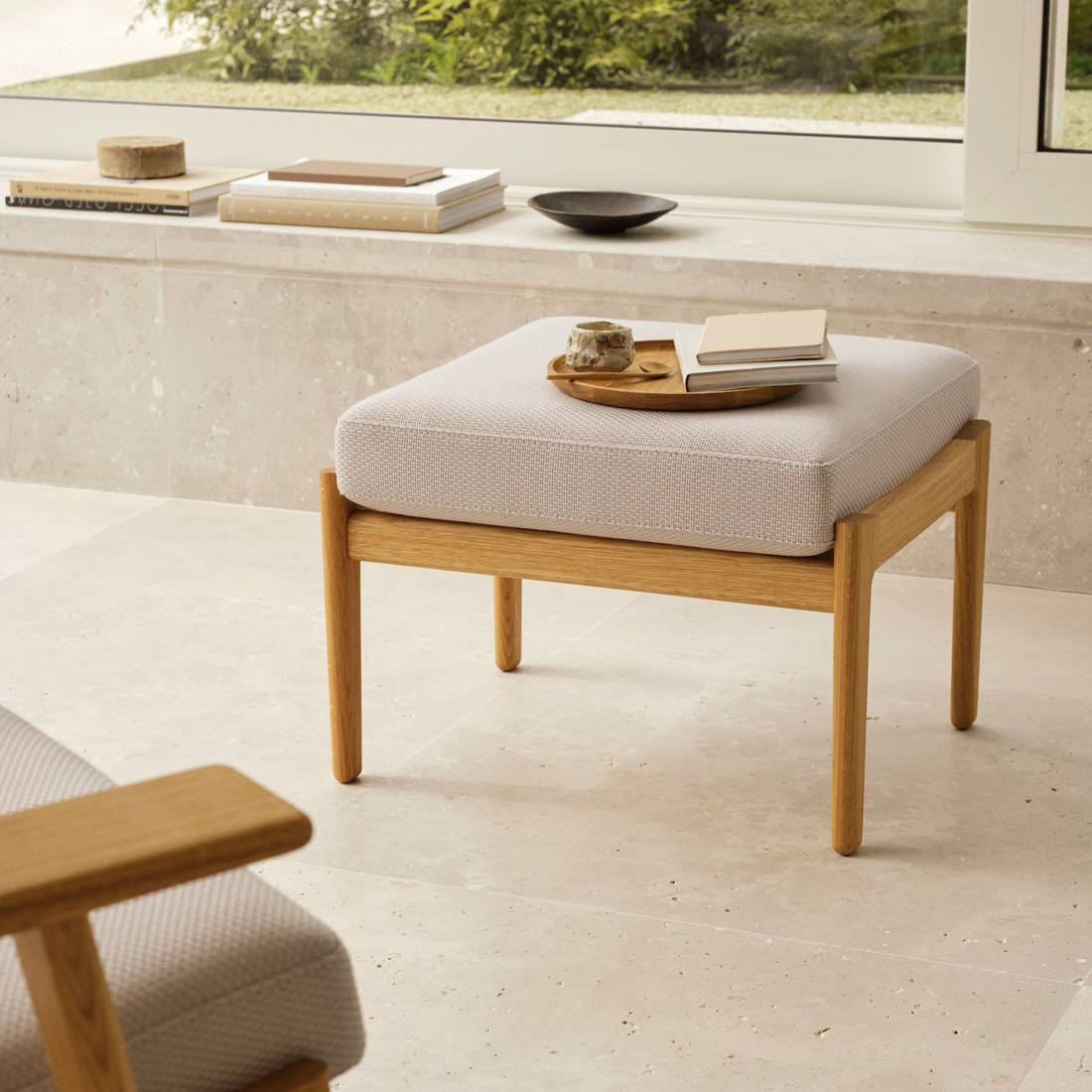 時を超えて愛される北欧デザインと安らぎの座り心地CH290Fスツール