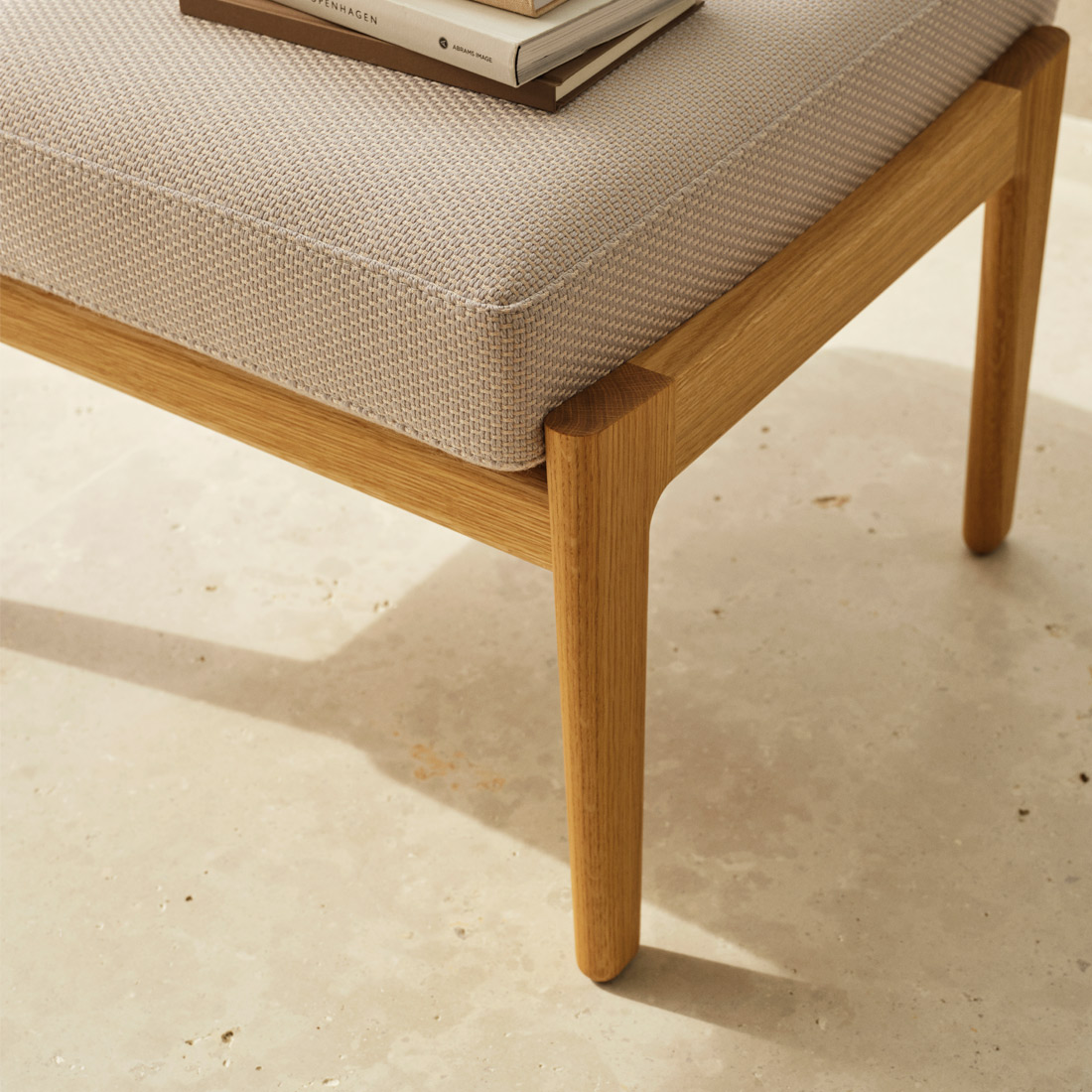 時を超えて愛される北欧デザインと安らぎの座り心地CH290Fスツール