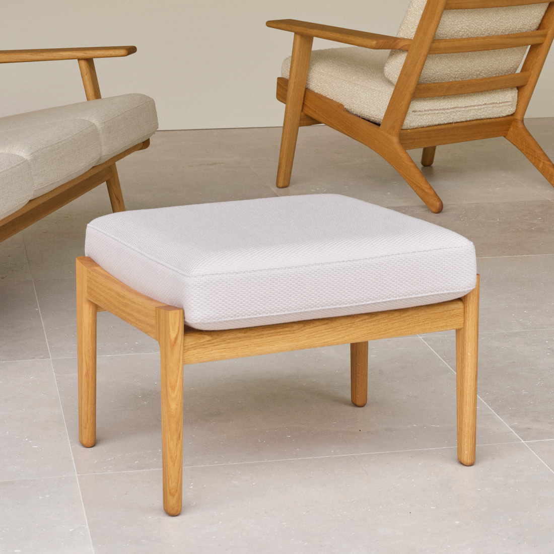 時を超えて愛される北欧デザインと安らぎの座り心地CH290Fスツール