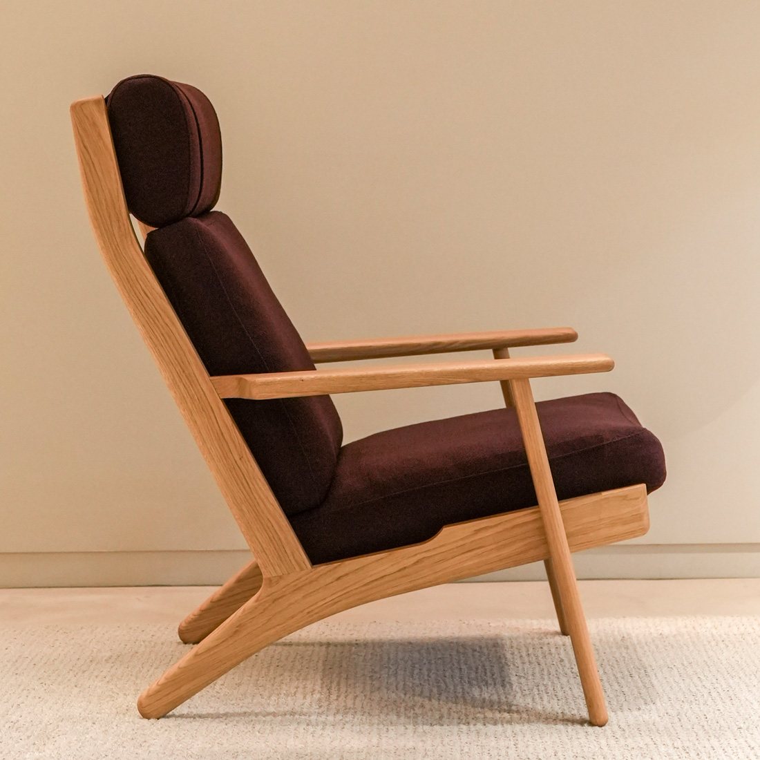 時を超えて愛される北欧デザインと安らぎの座り心地CH290Fスツール