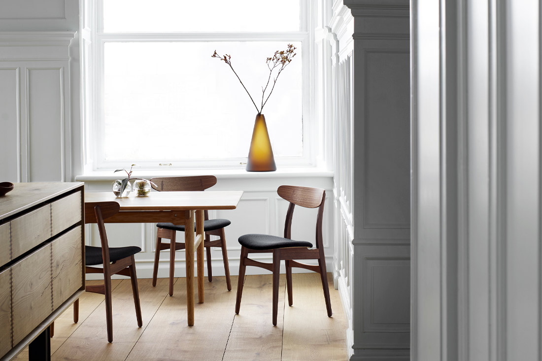 省スペースに映えるアームレスチェア CH30P