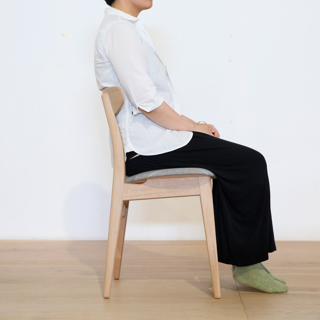 省スペースに映えるアームレスチェア CH30P