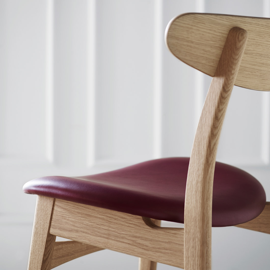 省スペースに映えるアームレスチェア CH30P