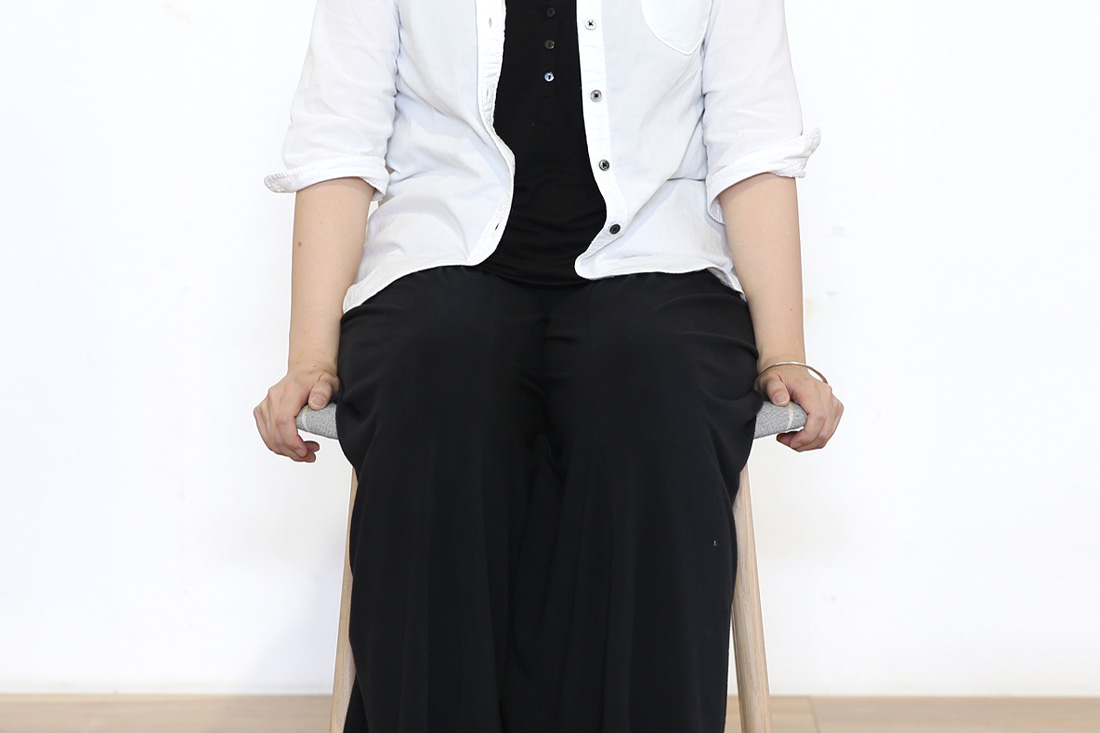 省スペースに映えるアームレスチェア CH30P