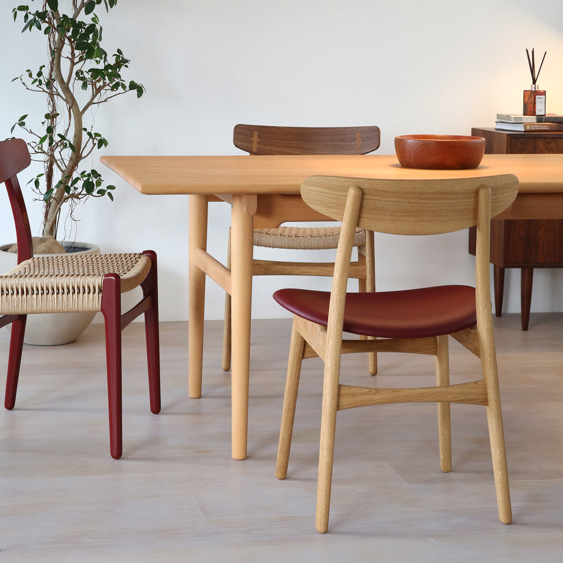 省スペースに映えるアームレスチェア CH30P