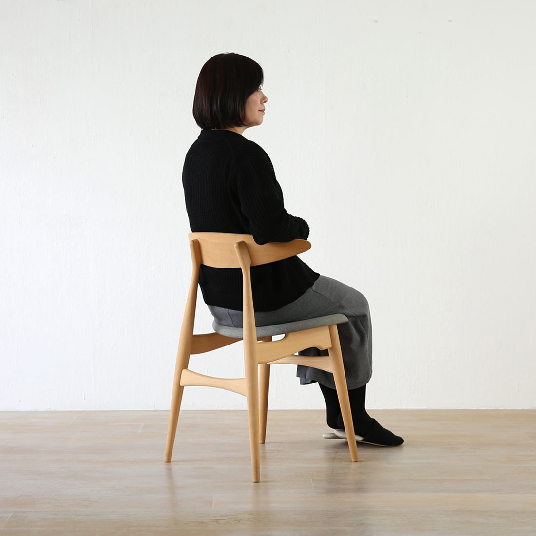 コンパクトで美しいCH33ダイニングチェア