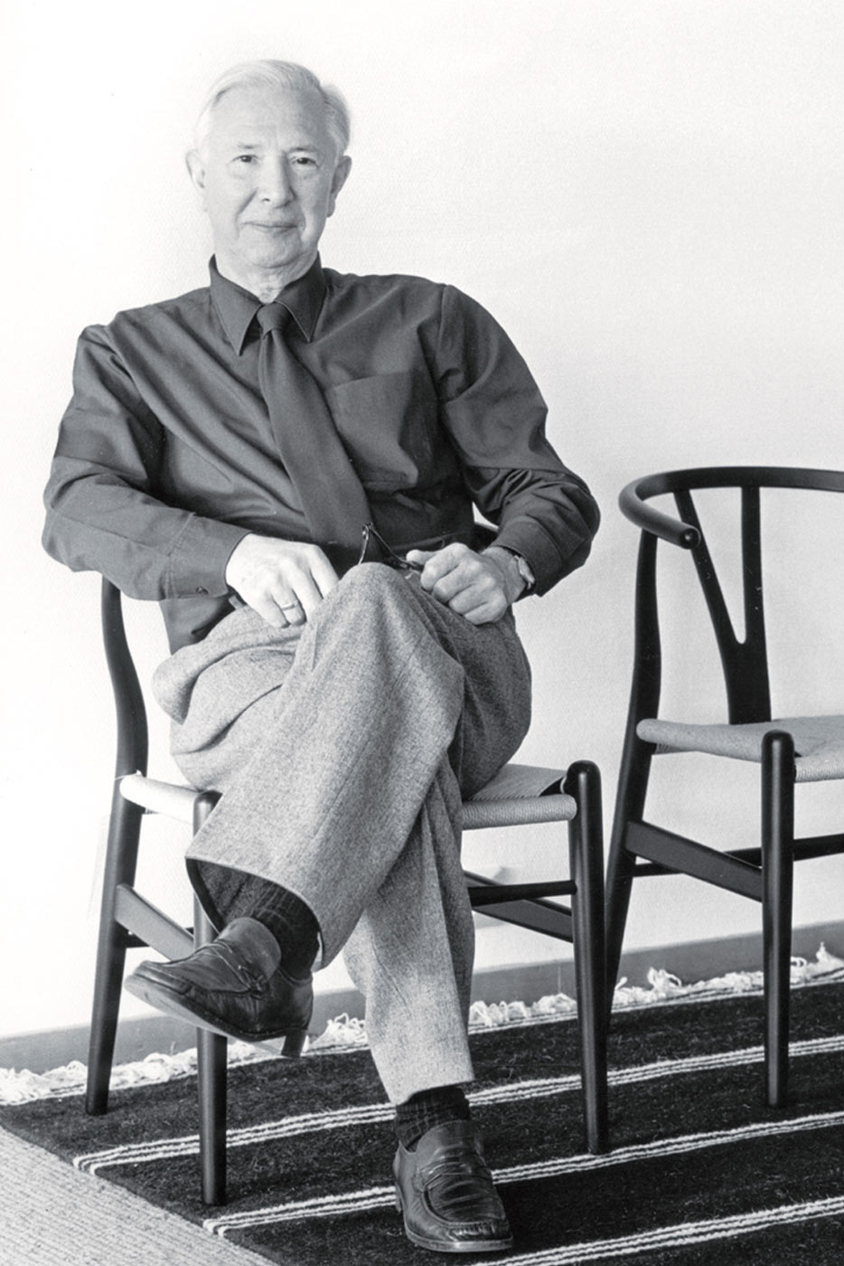 コンパクトで美しいCH33ダイニングチェア