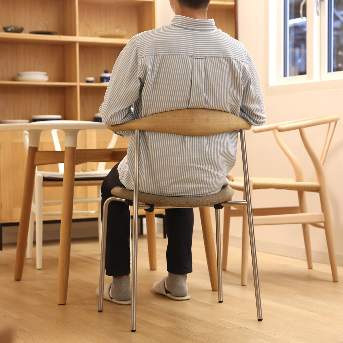 温もり感じるミニマルデザインCH88ダイニングチェア