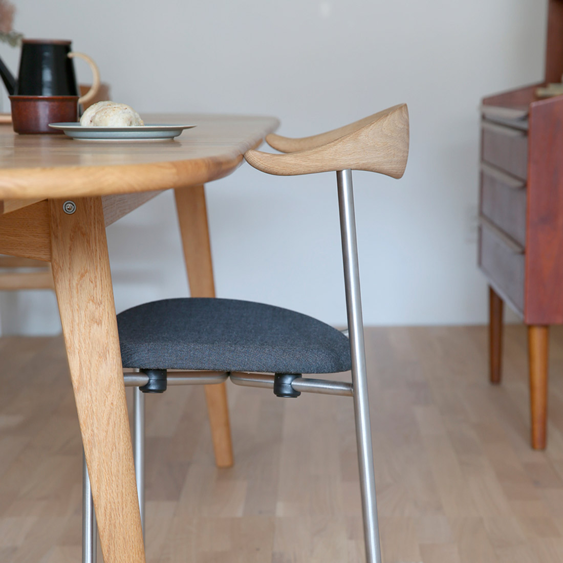 温もり感じるミニマルデザインCH88ダイニングチェア