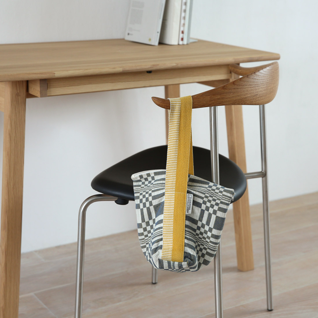 温もり感じるミニマルデザインCH88ダイニングチェア