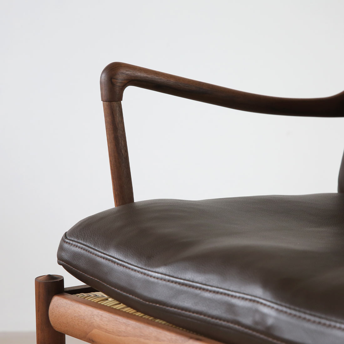 優雅なる傑作、OW149-2コロニアルソファ